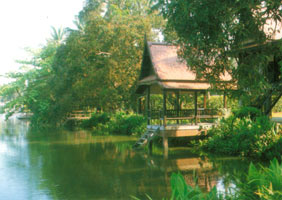 Rest houses on Ta Chin river bank