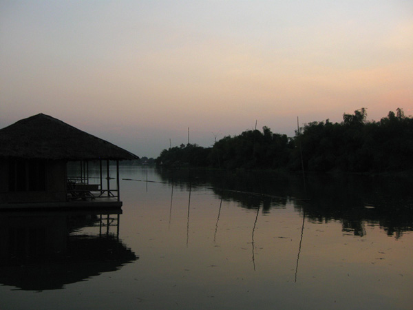 Floating hut 